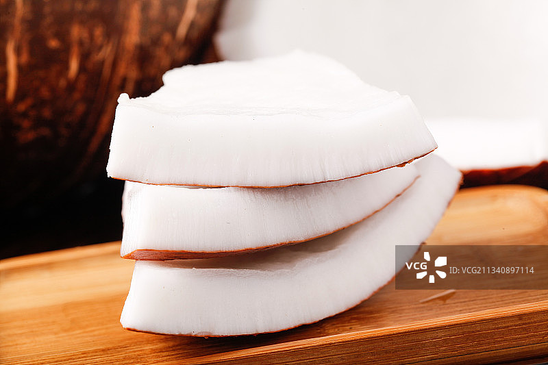 深底上放着海南椰皇图片素材