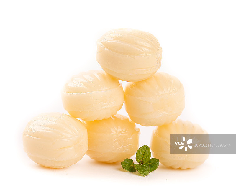 白底上放着牛奶味糖果图片素材