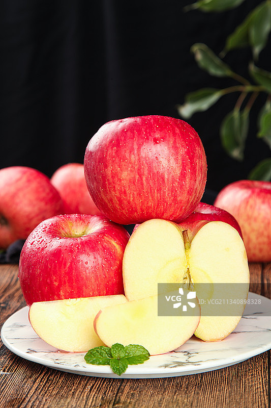 盘子里装着洛川苹果图片素材