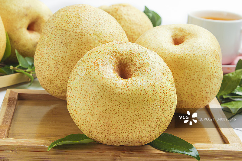 盘子里装着砀山梨图片素材