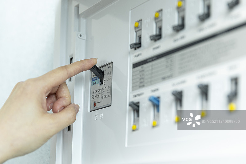 手转动燃气断路器的开关图片素材