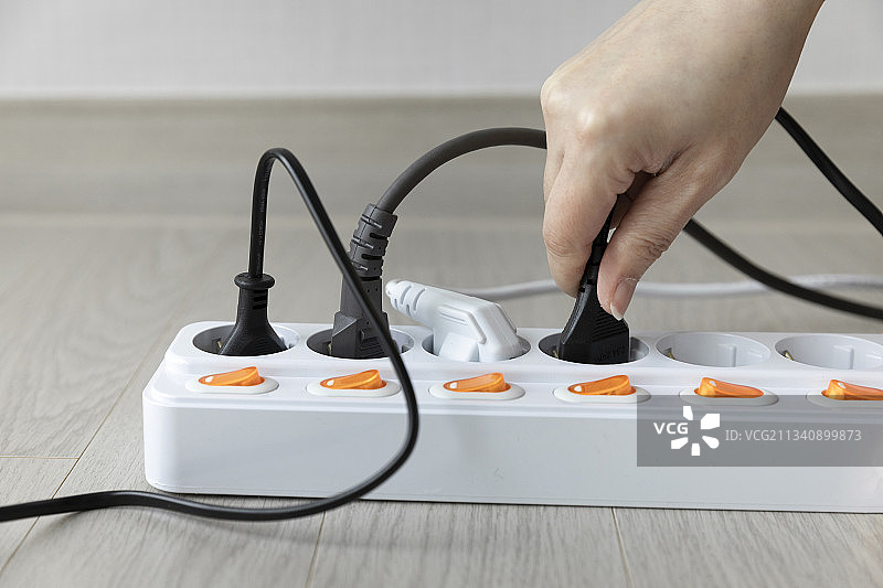 手持电源插线板上的电线图片素材