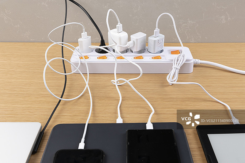 插线板和充电设备图片素材