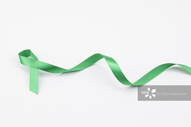 白色背景上的绿色丝带图片素材