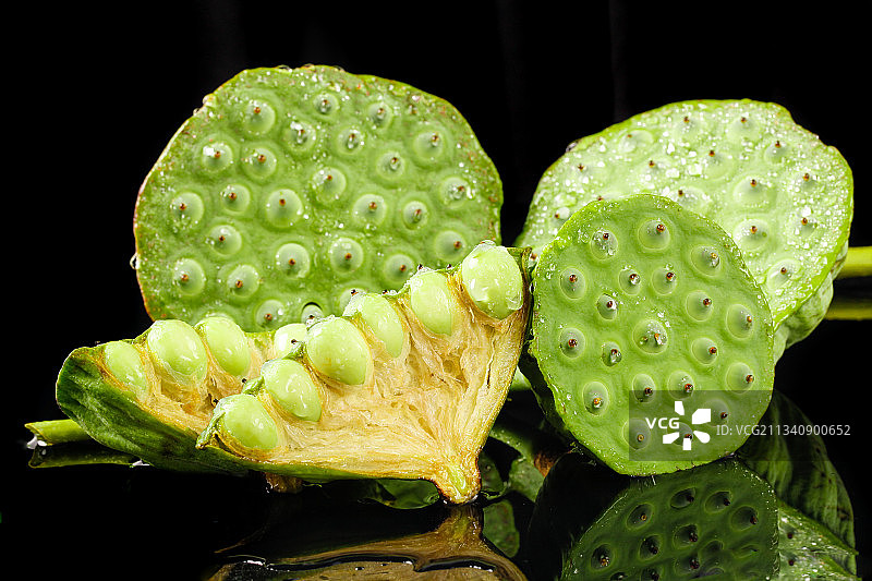水果莲蓬放在黑底上图片素材