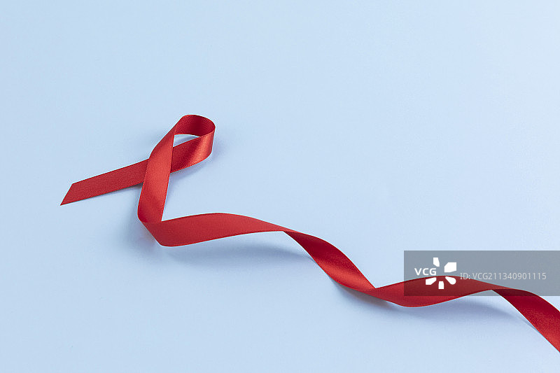 天蓝色背景上的红色丝带图片素材
