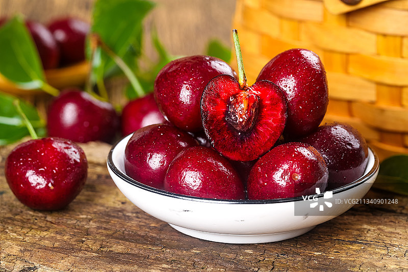 木底上放着新鲜车厘子图片素材