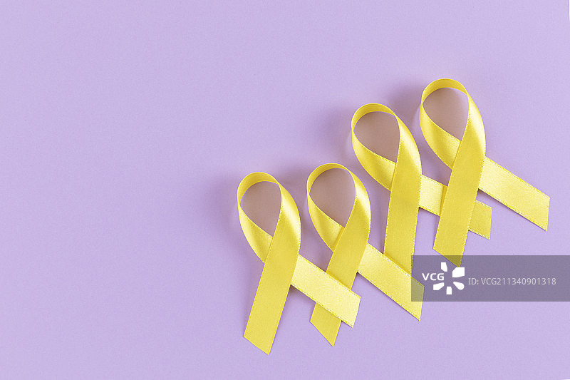 紫色背景上的黄色丝带图片素材