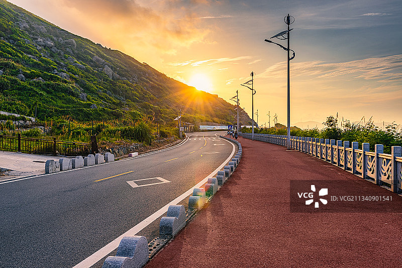 夕阳下的环岛路图片素材