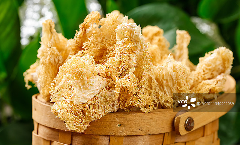 一筐干竹荪放在木底上图片素材