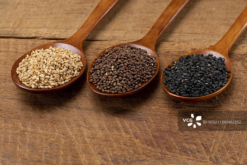 芝麻、黑芝麻和紫苏籽图片素材