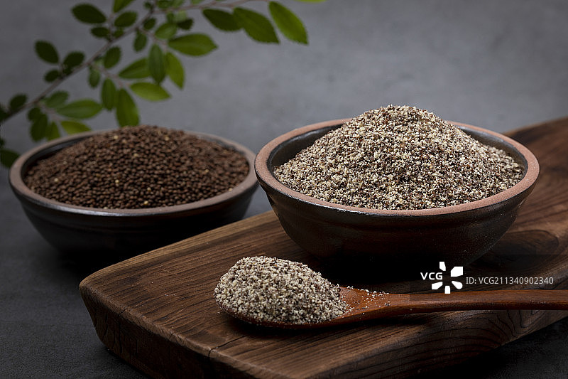 瓷碗中的紫苏籽和紫苏粉图片素材