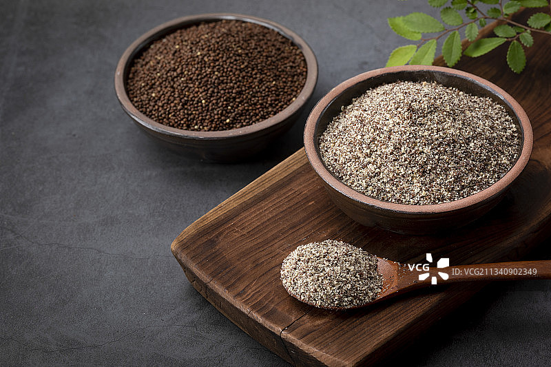瓷碗中的紫苏籽和紫苏粉图片素材