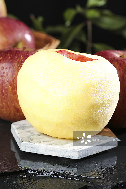黑底上的丑苹果果肉图片素材