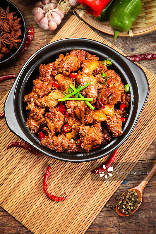 盘子里装着红烧鸡图片素材