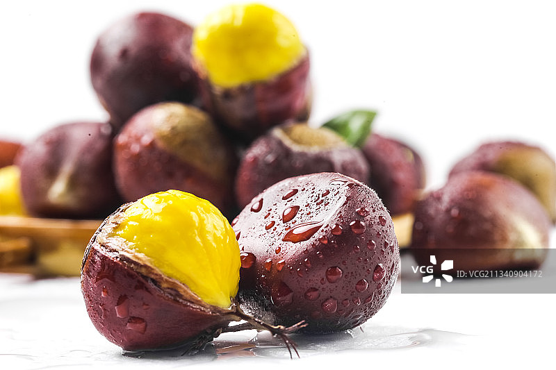 白底上摆放着板栗图片素材