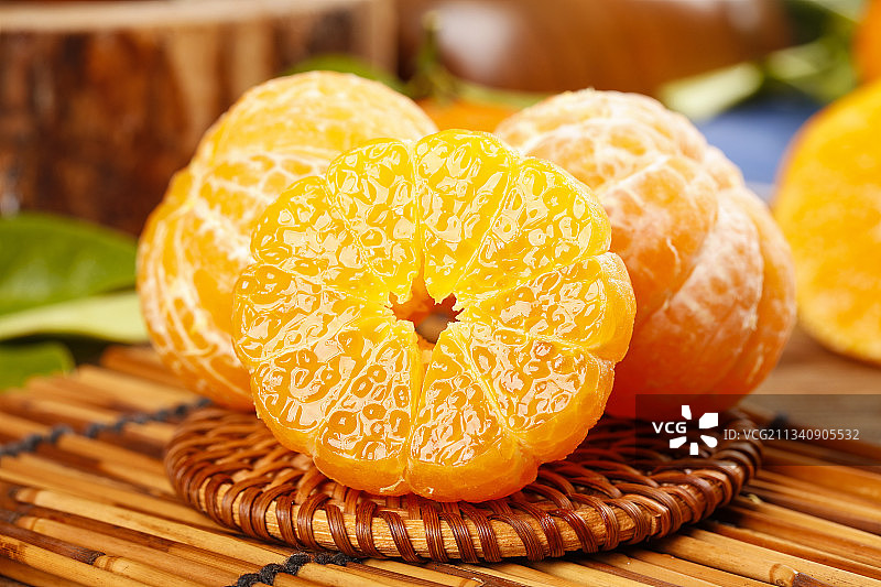 竹底上放着砂糖橘图片素材