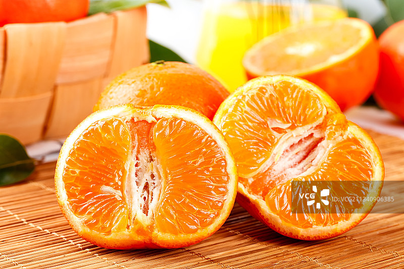 木板上放着广西新鲜沃柑图片素材
