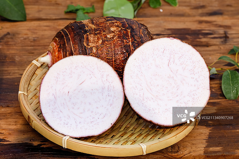 木底上放着一篮紫藤香芋图片素材