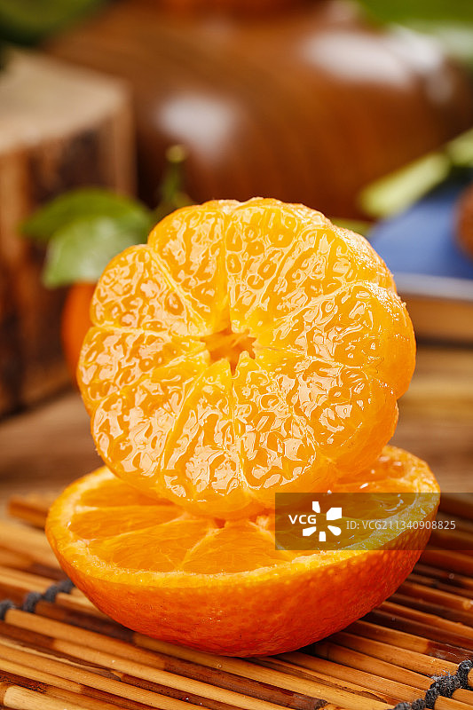 竹底上放着砂糖橘图片素材