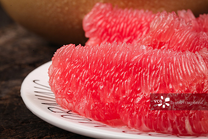 深底上放着柚子图片素材