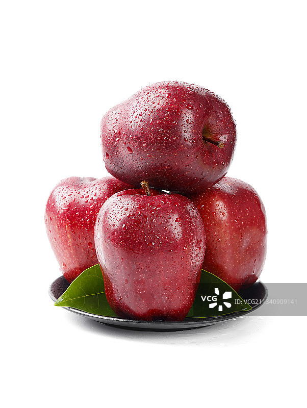 盘子里装着红蛇果图片素材