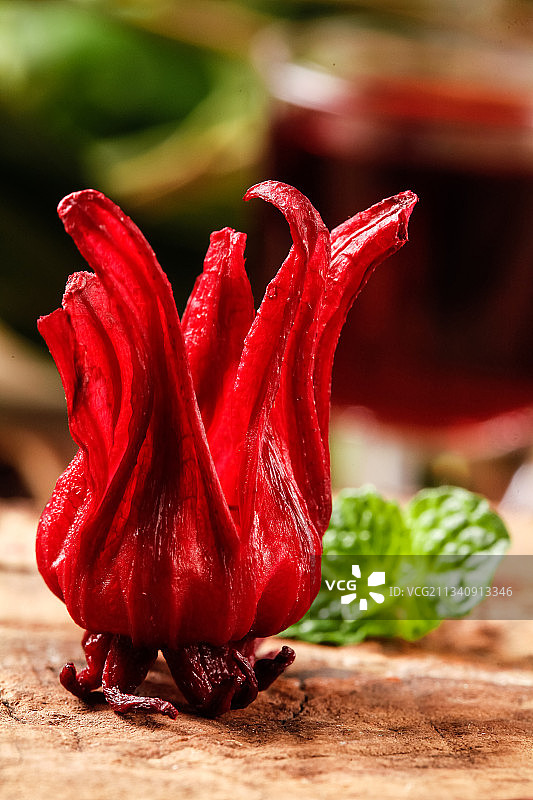 木底上的洛神花干图片素材