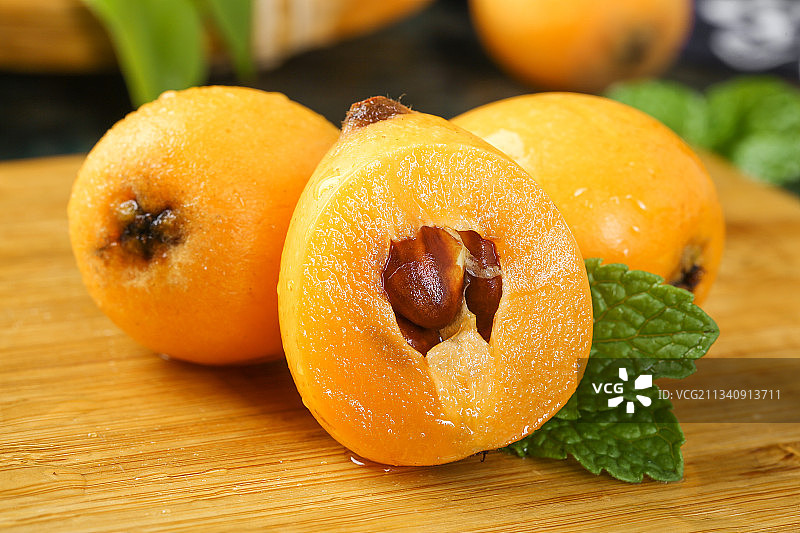 木板上放着米易枇杷图片素材