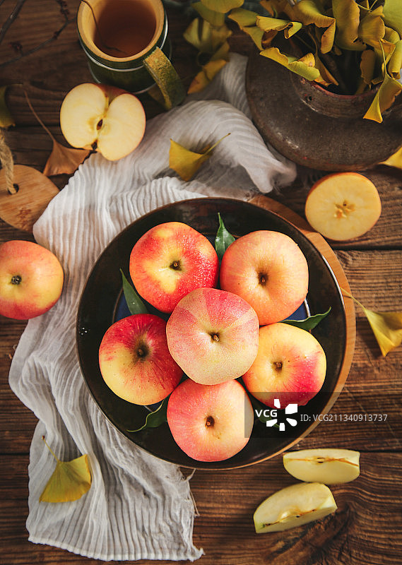 盘子里装着陕西嘎啦苹果图片素材