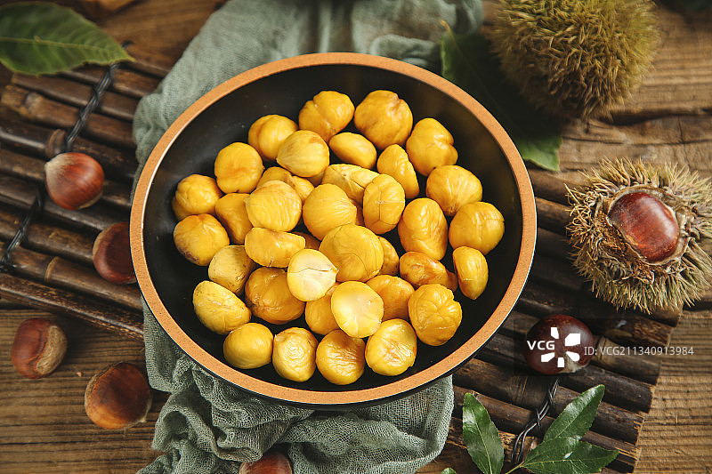 盘子里装着迁西板栗图片素材