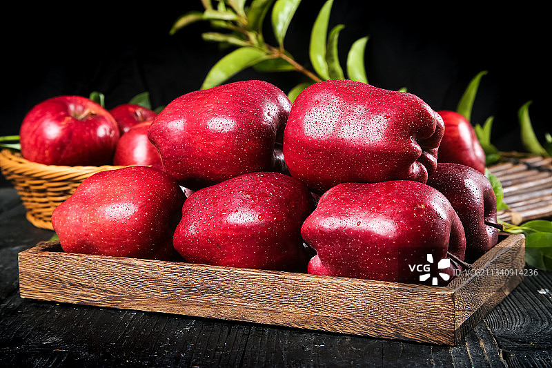 盘子里装着红蛇果图片素材