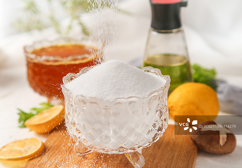 碟子里装着细盐图片素材