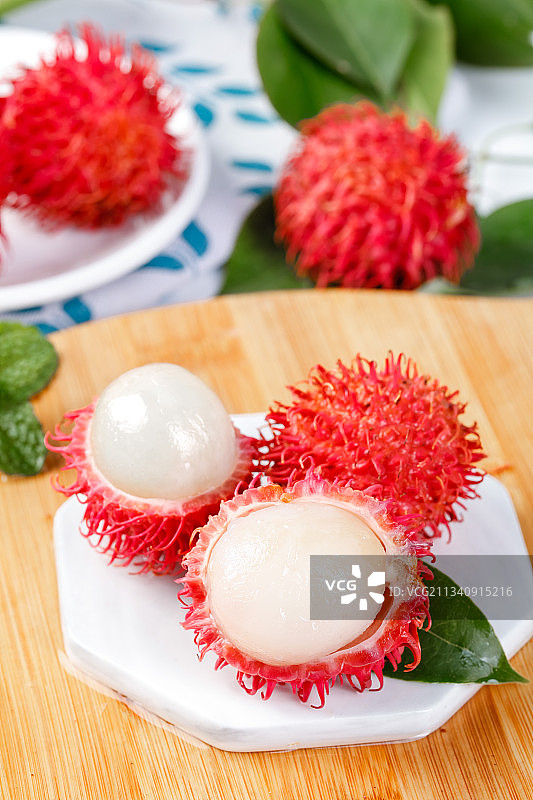 石板上的越南红毛丹图片素材