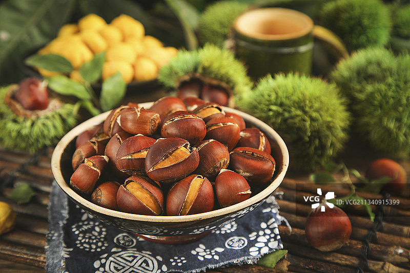 竹底上放着一盘板栗图片素材