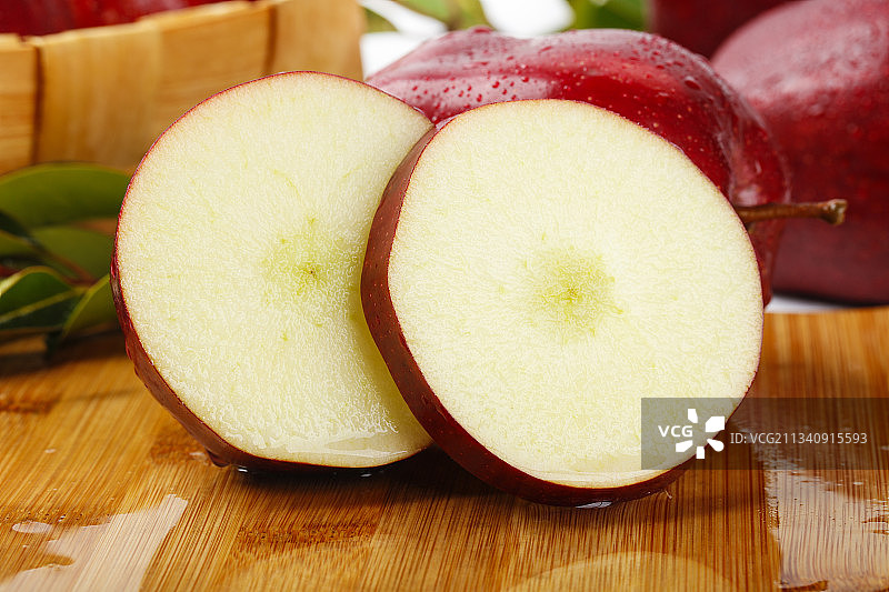 木板上的地厘蛇果图片素材