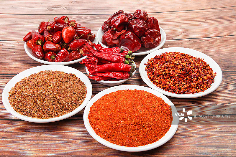 木底上放着香料组合图片素材