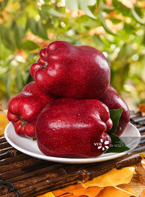 盘子里的进口红蛇果图片素材
