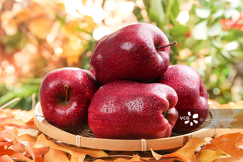 篮子上放着地厘蛇果图片素材