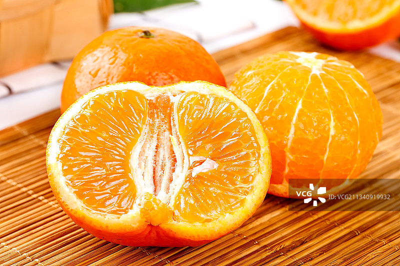 木板上放着广西新鲜沃柑图片素材