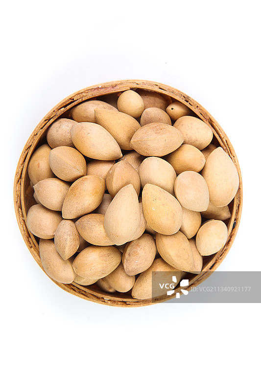 白底上放着白果图片素材