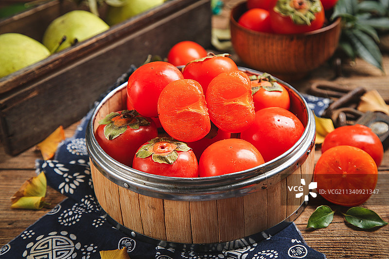 蒸笼里放着水晶柿子图片素材