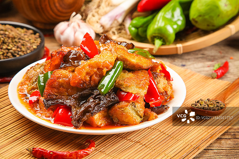 盘子里装着红烧茄子图片素材
