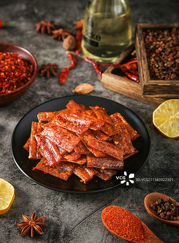 盘子里装着辣条图片素材