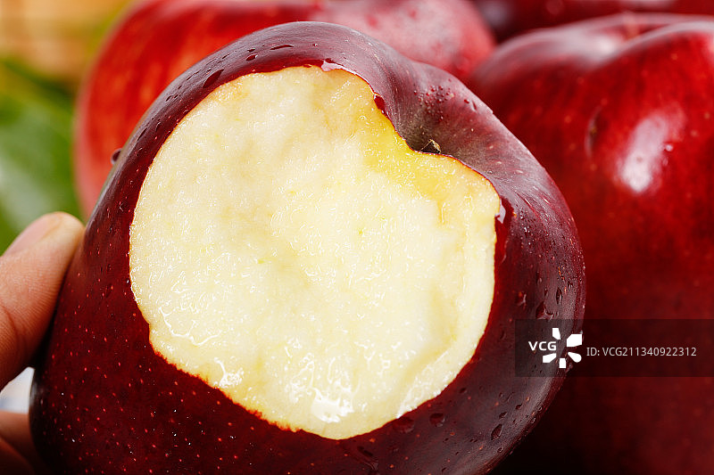 盘子里装着甘肃花牛苹果图片素材