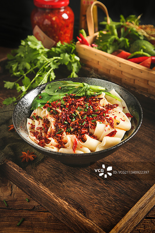 碗里装着油泼面图片素材