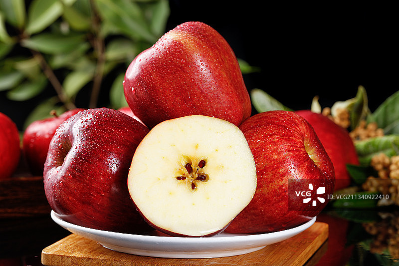 深底上放着甘肃花牛苹果图片素材