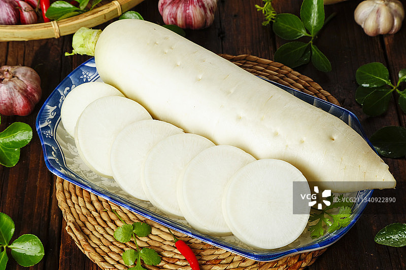 盘子里装着脆甜白萝卜图片素材