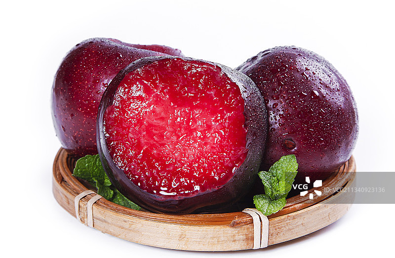 篮子里装着智利恐龙蛋李图片素材