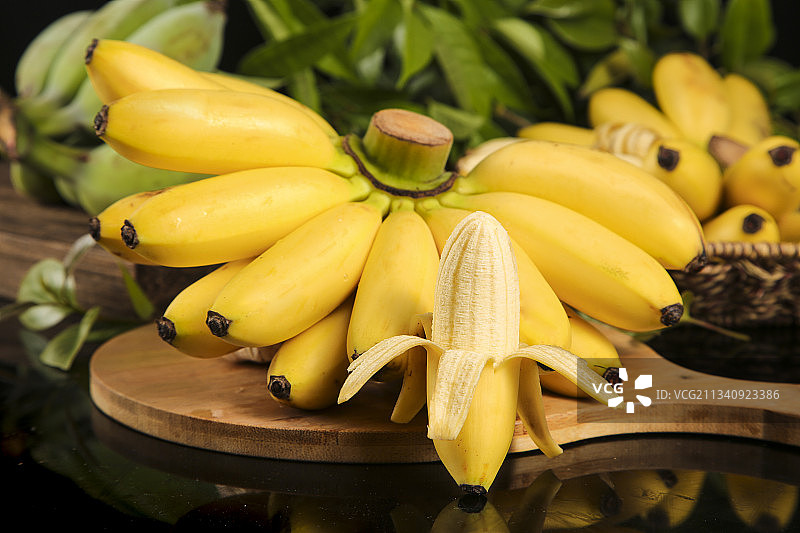 木板上摆放着帝王蕉图片素材