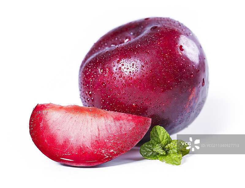 白底上摆放着新鲜恐龙蛋李图片素材